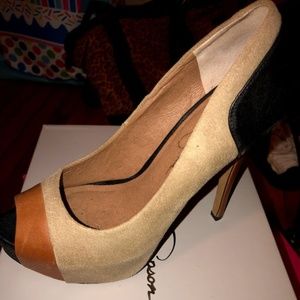 Jessica Simpson pumps
